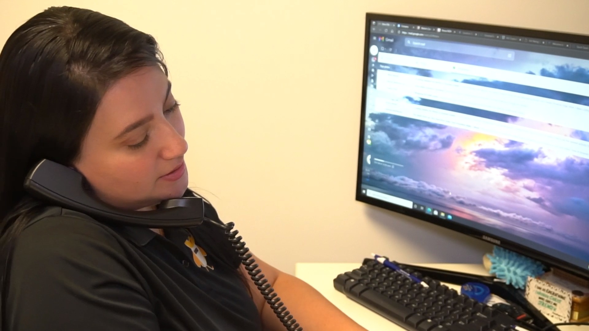 Sojha helping an insurance client by phone